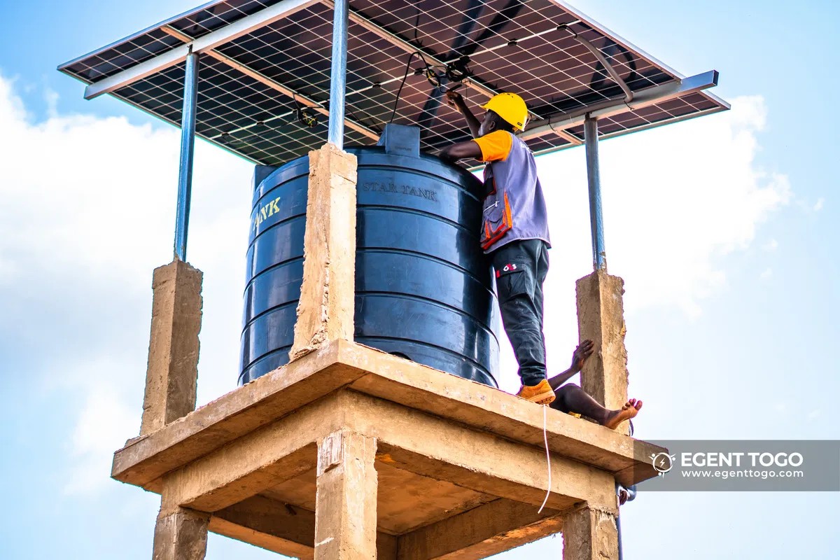 Système de pompage solaire autonome pour l’accès à l'eau potable